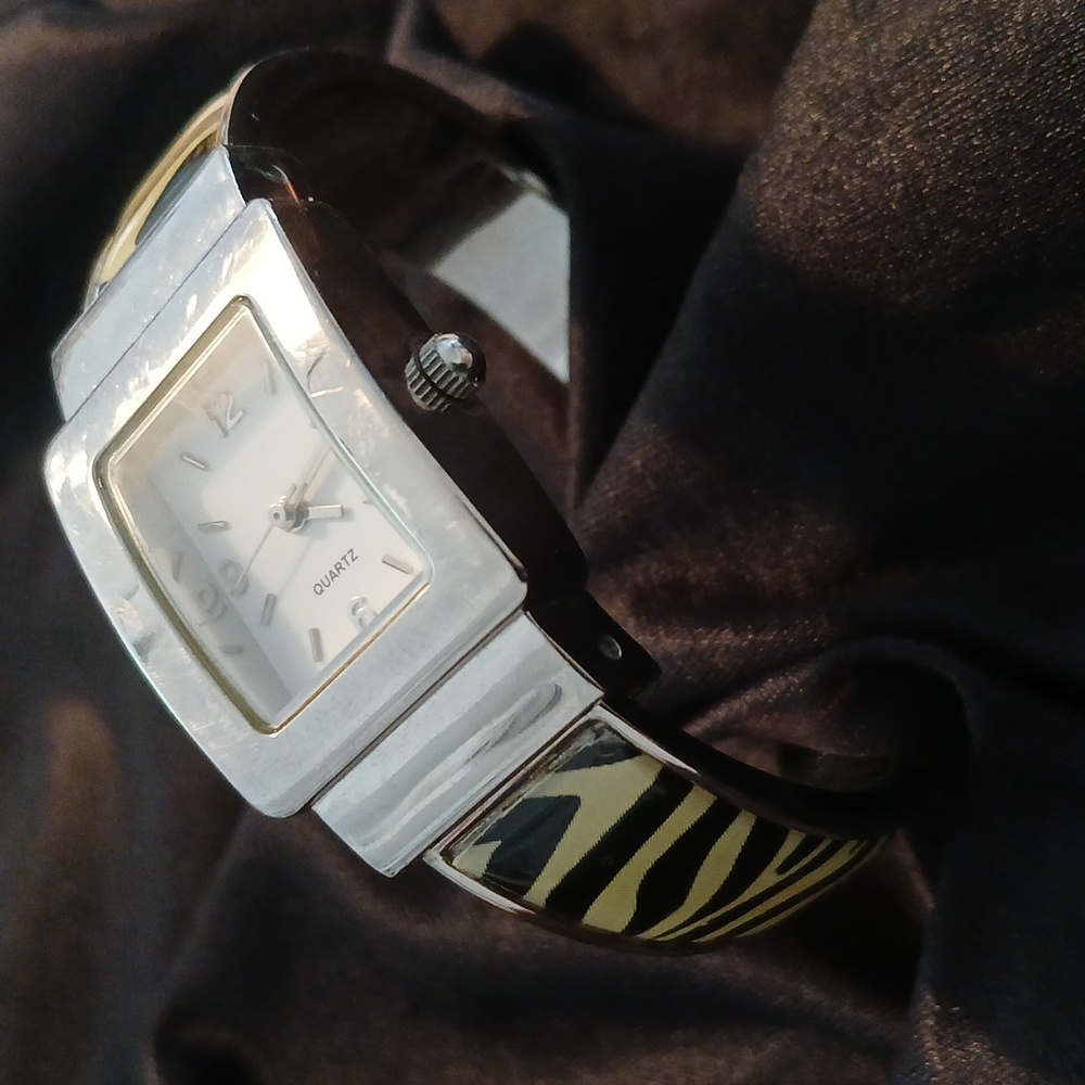Fada Ind~Quartz Watch~Silver Tone~ Zebra 🦓 Stripe Cuff Band - Picture 3 of 17